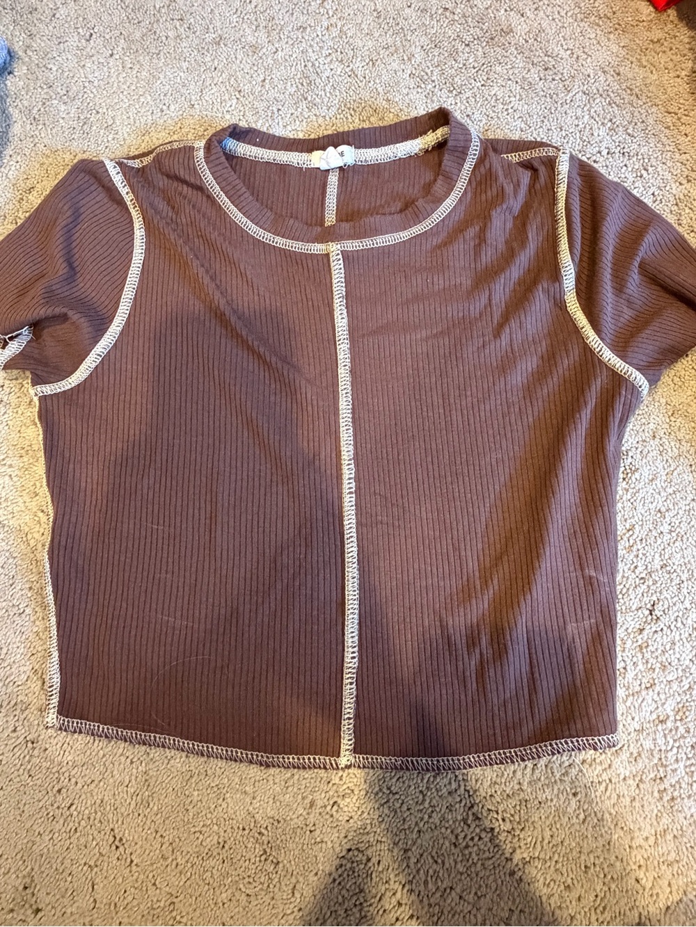 Women’s Brown Ribbed Short-Sleeve Top with Contrast Stitching